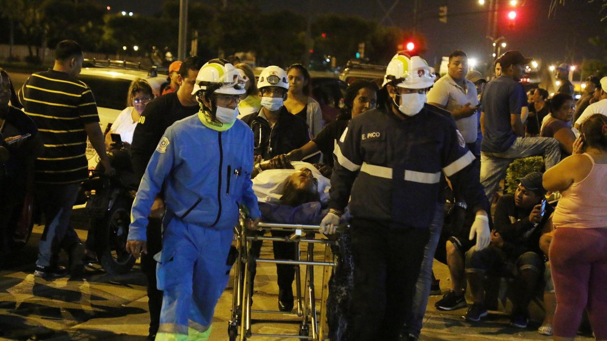 Según el Cuerpo de Bomberos de la ciudad, 17 personas fallecieron por asfixia y una más murió camino a una casa de salud.