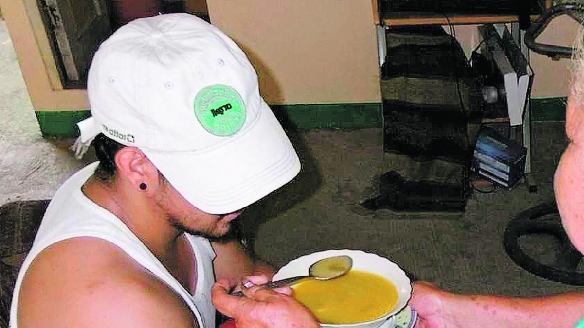 Cada mes debe aplicarse una inyección y lleva un control médico. Sus padres, pese a su pobreza, tratan de sostenerlo.