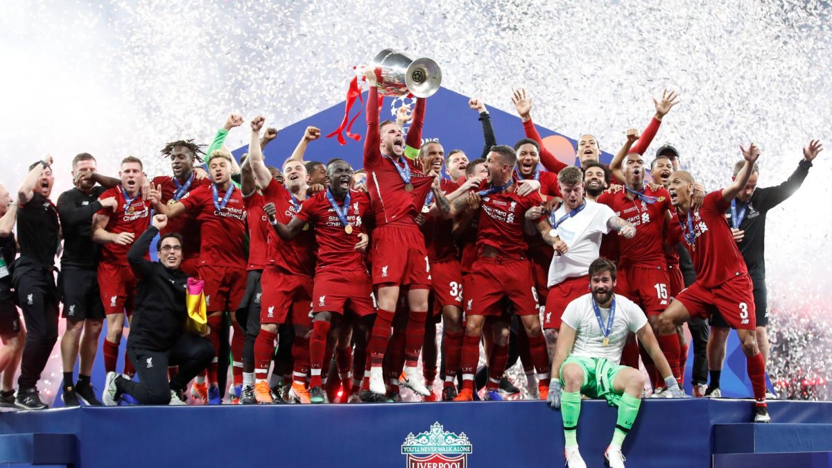 El egipcio Mohamed Salad abrió el marcador al transformar un penal nada más comenzar el partido (2) y el belga Divock Origi, verdugo del Barcelona en semifinales con tres goles, sentenció a poco para el final (87).