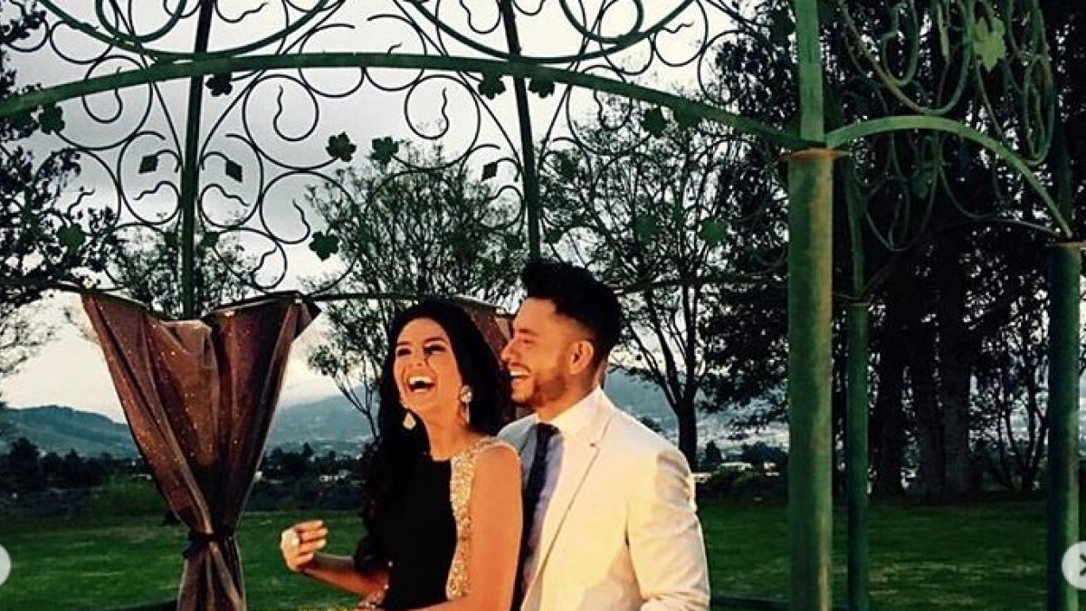 La cantante Dayanara Peralta y el productor Jonathan Estrada deciden dar el siguiente paso a la relación. Llevan 4 años juntos y parecen conocerse toda una vida.