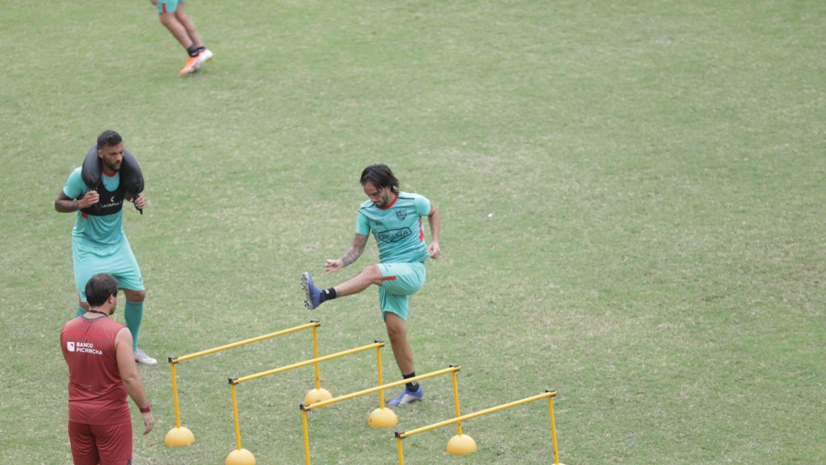 El mediocampista cafetero cumplió sus tres partidos de suspensión y está habilitado para actuar frente a Fuerza Amarilla.