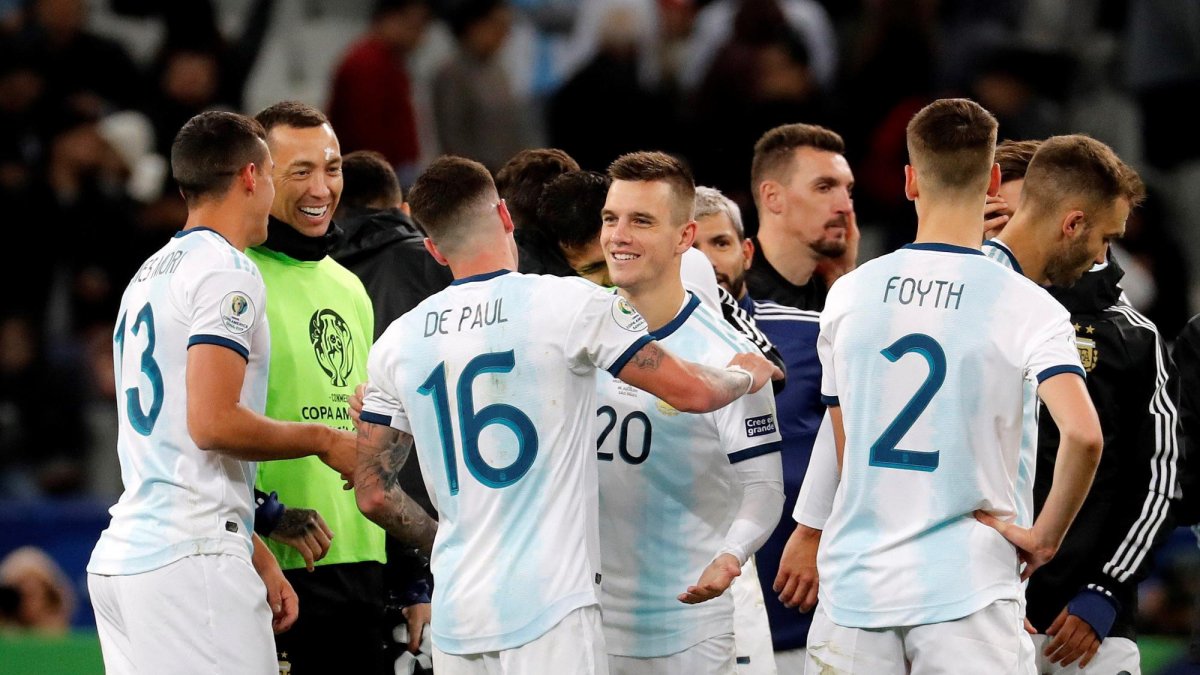 Jugadores argentinos se felicitan luego del triunfo y el tercer lugar en la Copa América.
