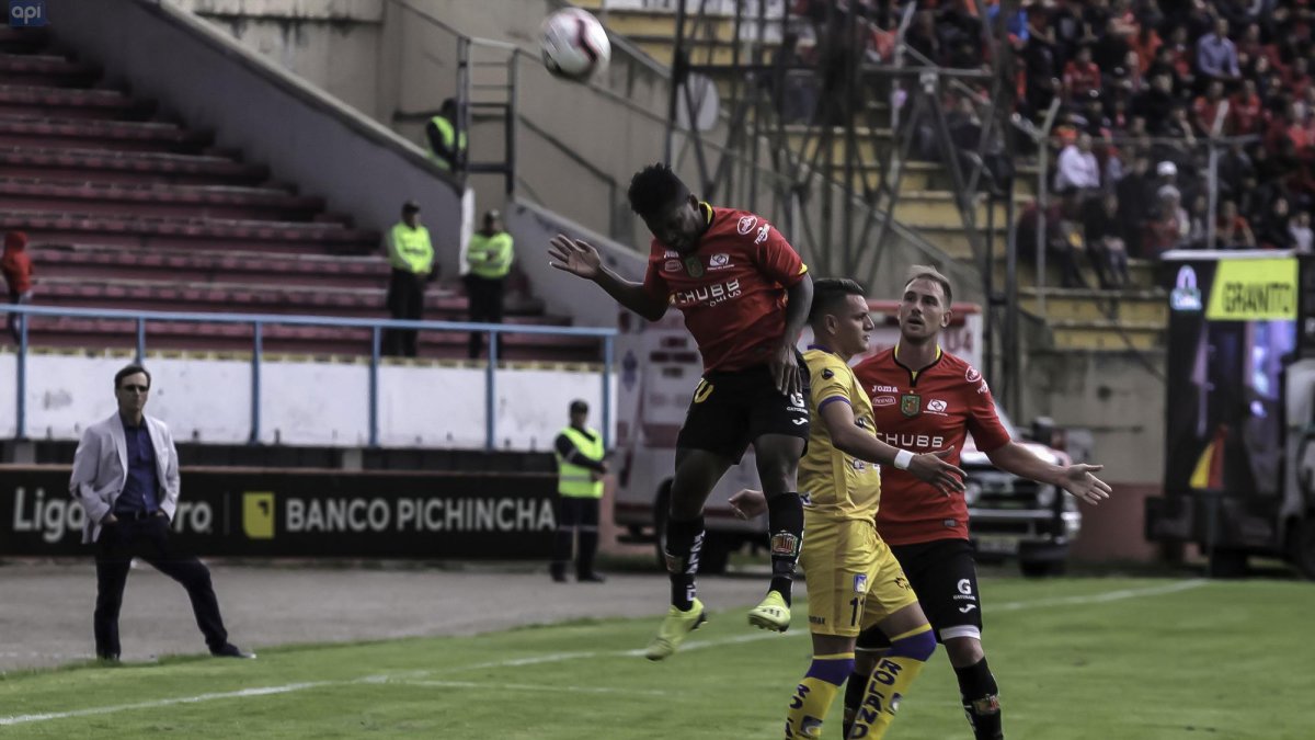 Encuentro entre Delfín y Deportivo Cuenca.