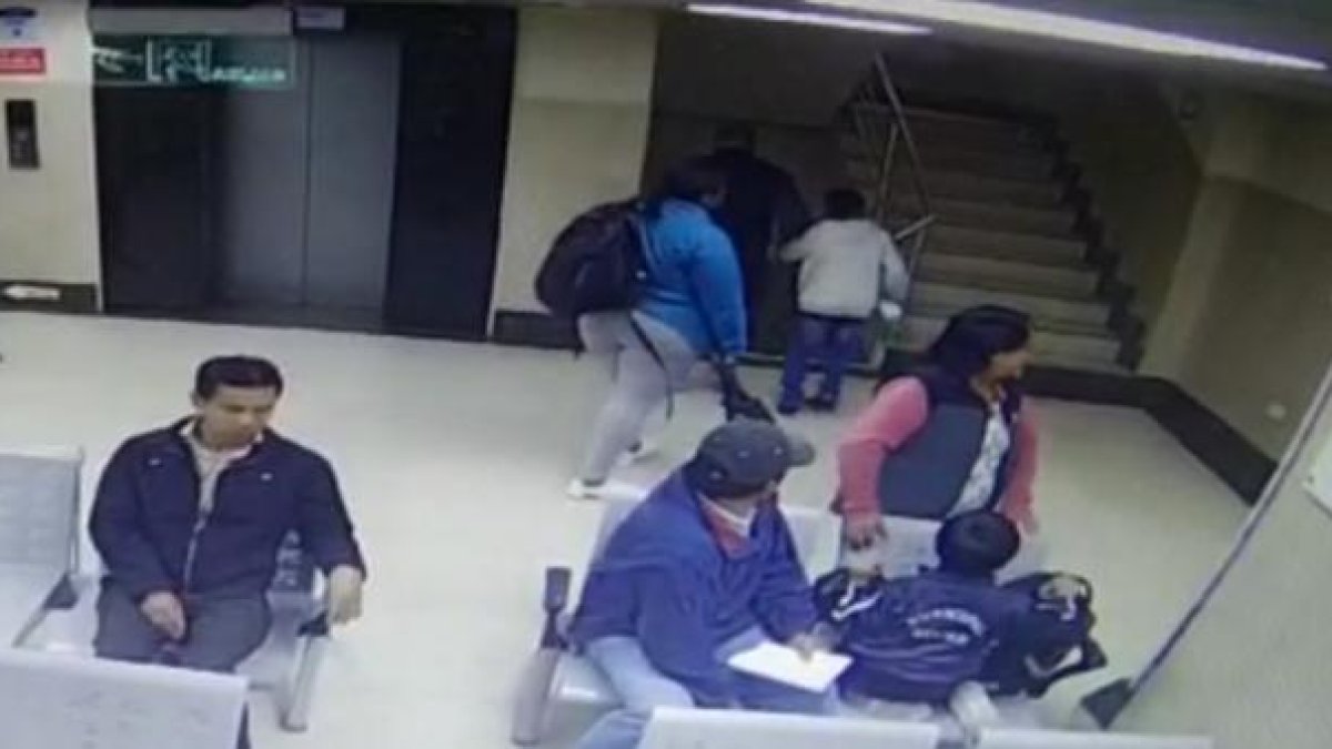 Cámaras del centro de salud registraron el momento de la agresión.