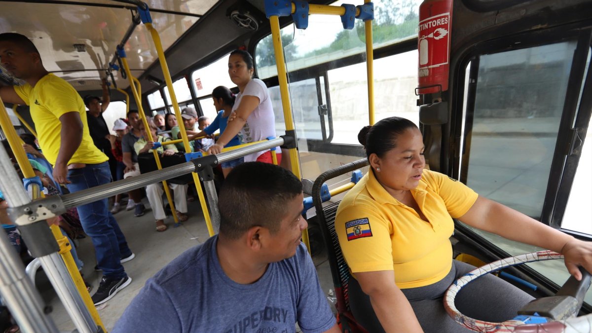 Además de ser conductora de buses urbanos, Magaly también realiza transporte escolar. Ella trabaja todos los días.