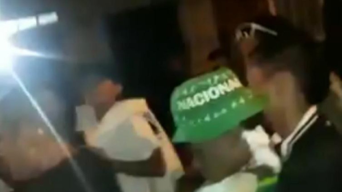 El joven fallecido vestía una camiseta y un gorro del equipo de sus amores, Atlético Nacional.