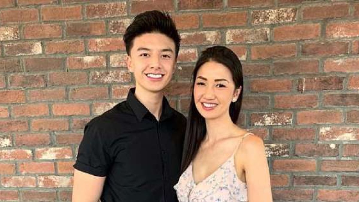 El joven junto a su madre, quien para muchos, no aparenta serlo.