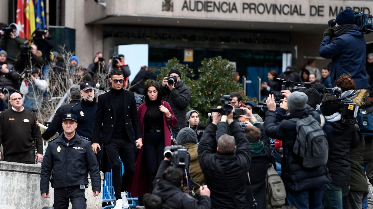 Cristiano Ronaldo saliendo de la audiencia en que se le dictaminó 23 meses de prisión y el pago de una fuerte multa.