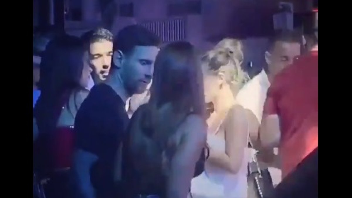 Messi le agarra públicamente las nalgas a su esposa en una fiesta en Ibiza.
