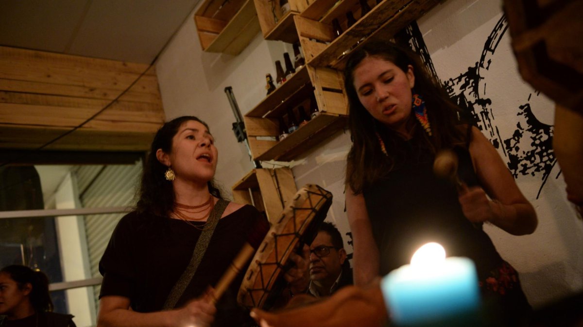 Las mujeres se reunieron para hacer cánticos en homenaje a la tierra.