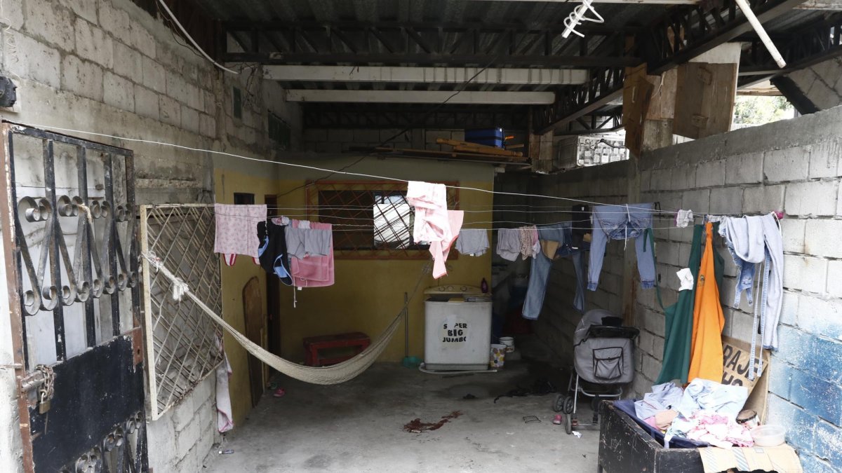 Una mancha de sangre quedó en el lugar donde fue asesinada la ecuatoriana Egda Montoya Bayas. Allí residía desde hace 6 meses.