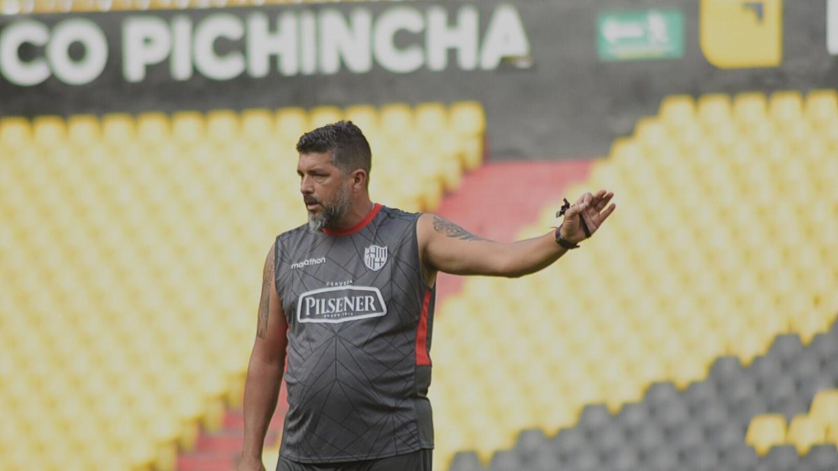 El técnico de Barcelona piensa en su siguiente rival: Deportivo Cuenca.