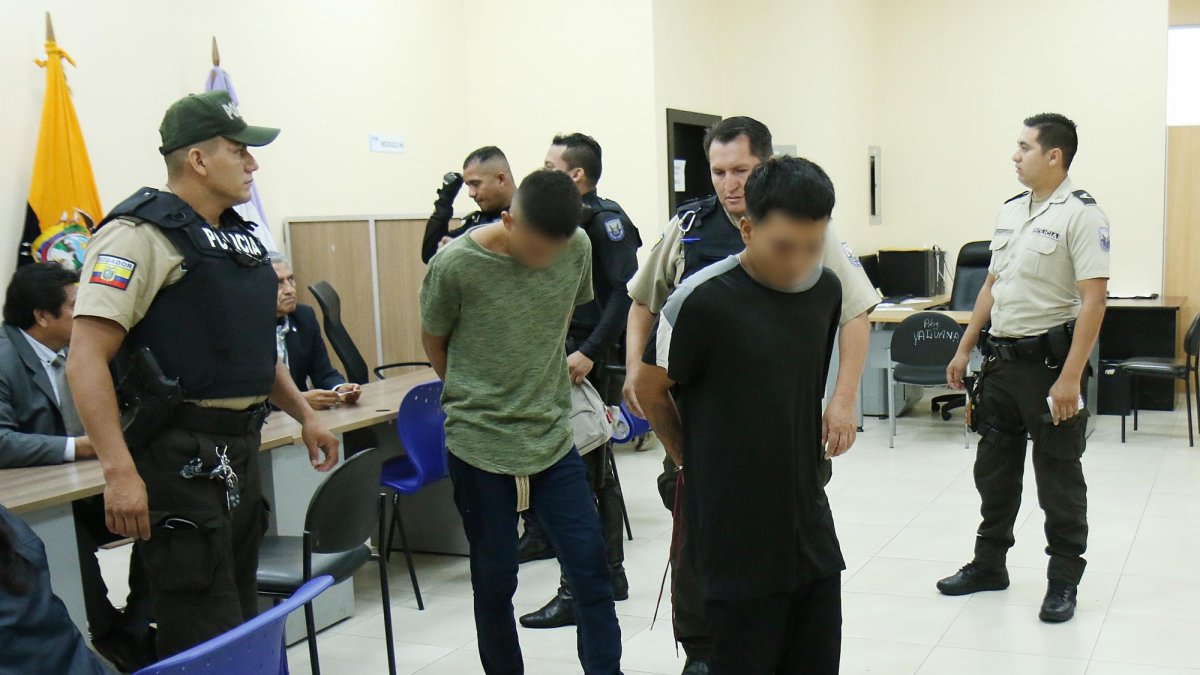 El fiscal Miguel Vélez explicó que el perjudicado llegaba de hacer unas compras en su vehículo cuando lo interceptaron los detenidos, quienes se le habrían llevado el celular y unos $500.