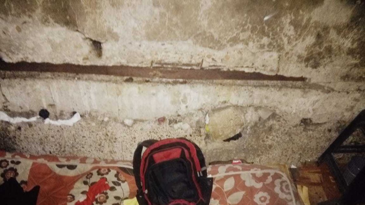 En el lugar donde se encontró encerrada a la chica había un colchón sucio. Allí estaba la mochila de la estudiante.