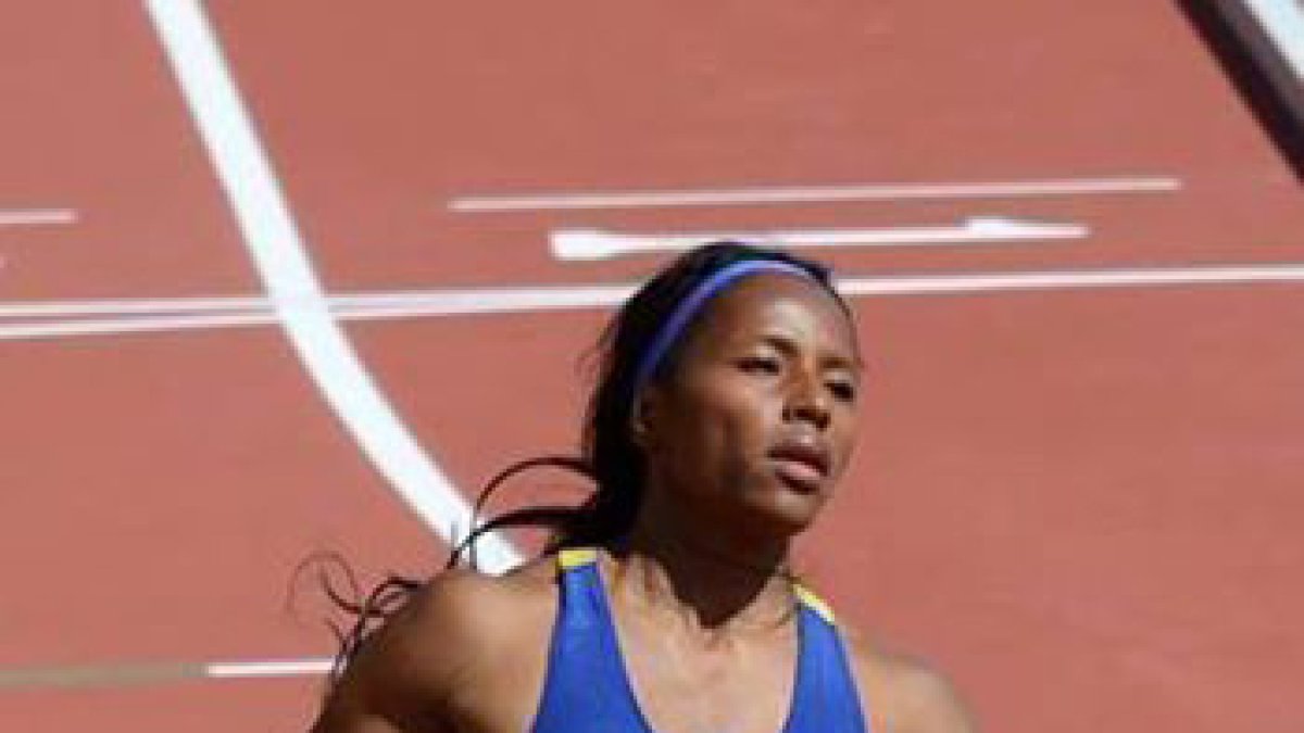 Referencial. La atleta nacional se prepara para los 100 metros planos en los Panamericanos de Lima.