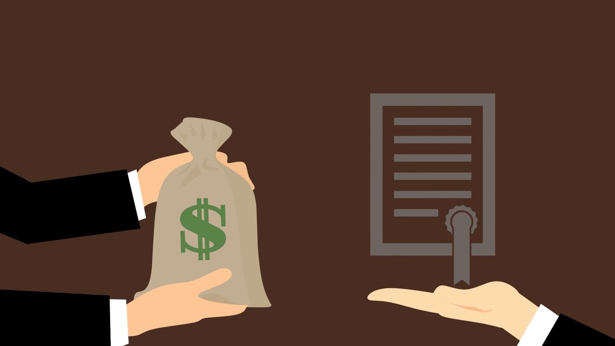 El reciente caso viene de una ex alta funcionaria de Gobierno: María Alejandra Vicuña, quien se desempeñó como vicepresidenta de Lenín Moreno, quedó expuesta el martes 9 de abril por una supuesta expedición fraudulenta de su título de posgrado.