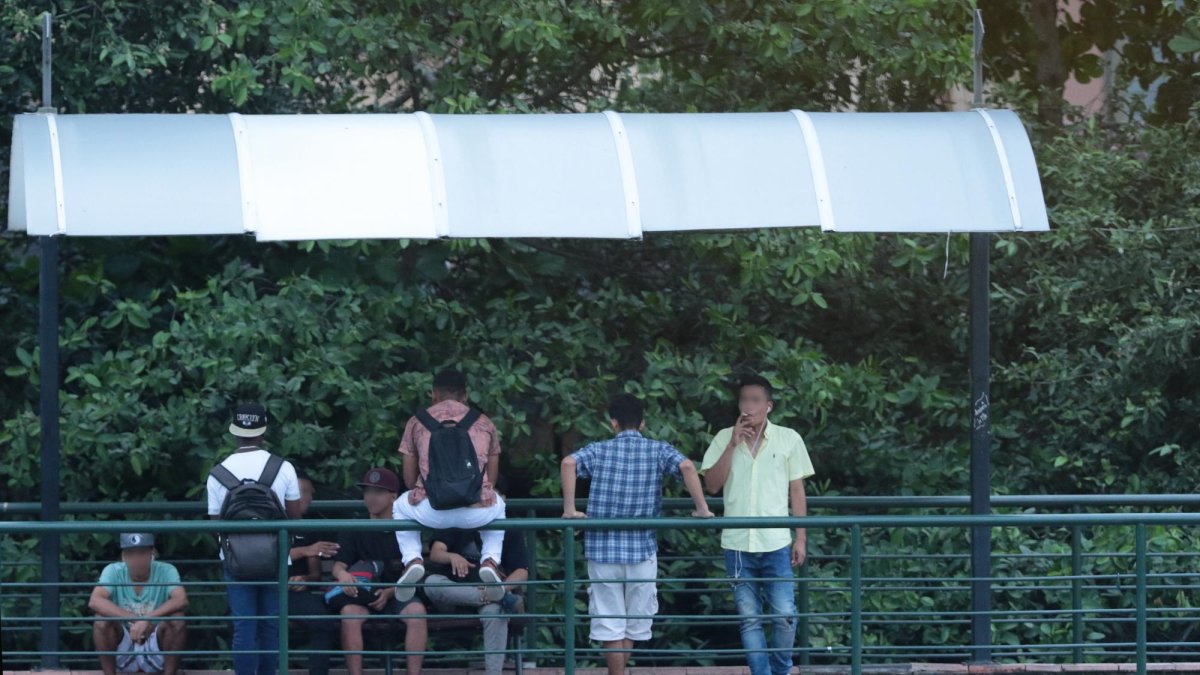 Ya no es tan raro ver a un joven consumiendo algún ‘porrito’ o la mal afamada ‘H’ en lugares que van desde la esquina de tu casa, hasta espacios públicos como buses, plazas o parques de las distintas ciudades.