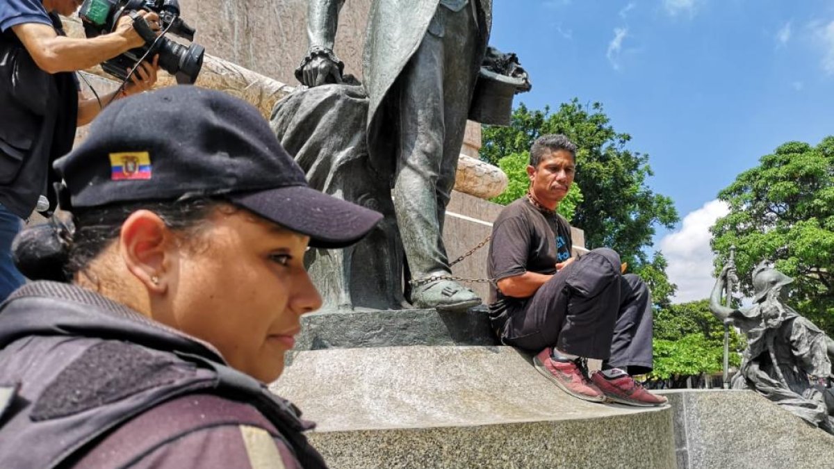 El sujeto pidió la presencia de funcionarios del Ministerio de Educación para que le solucione la situación.