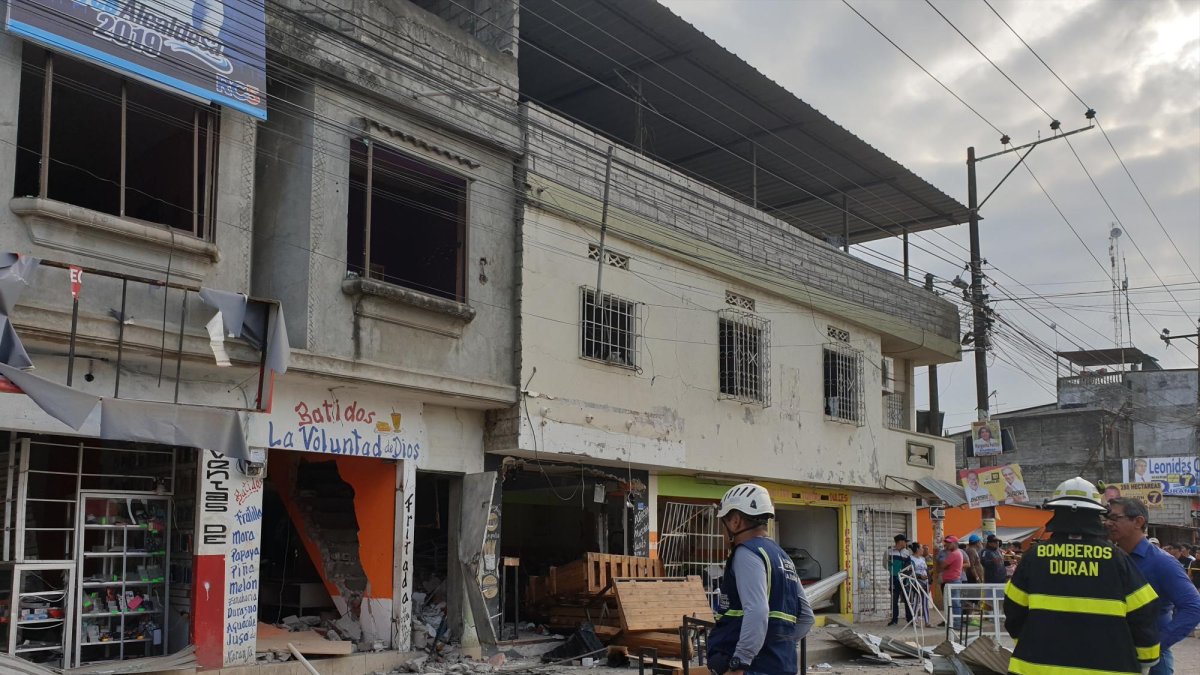 El Cuerpo de Bomberos local llegó para inspeccionar los daños e indagar qué provocó la explosión.