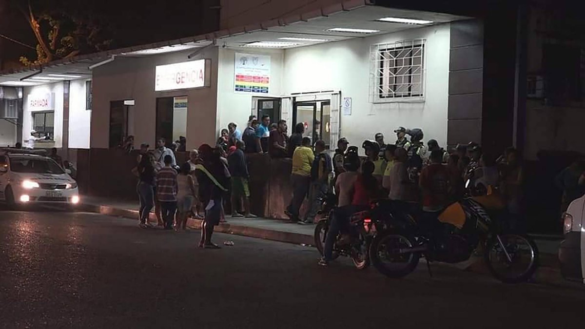 Luego de la atención médica ambos regresaron al CRS mientras sus parientes, en los exteriores, temían que algo peor les ocurra.