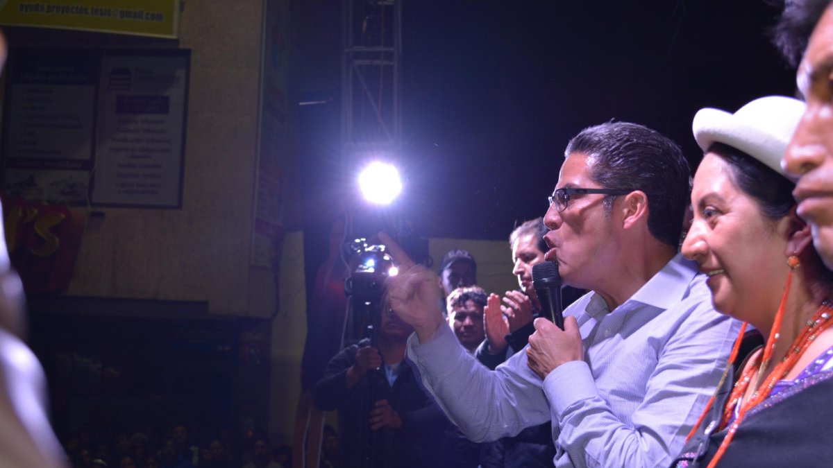 Javier Altamirano celebró anoche su victoria con sus seguidores.