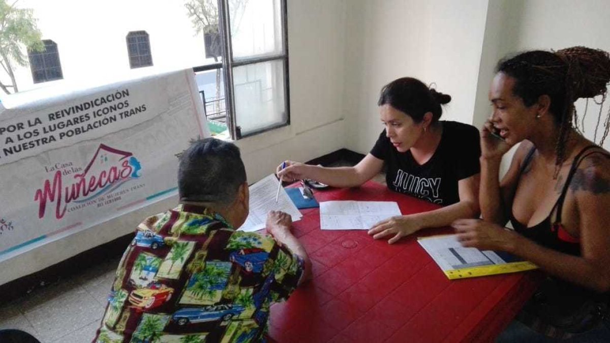 Mariasol Mite (de negro) brinda charlas a los allegados de las víctimas.