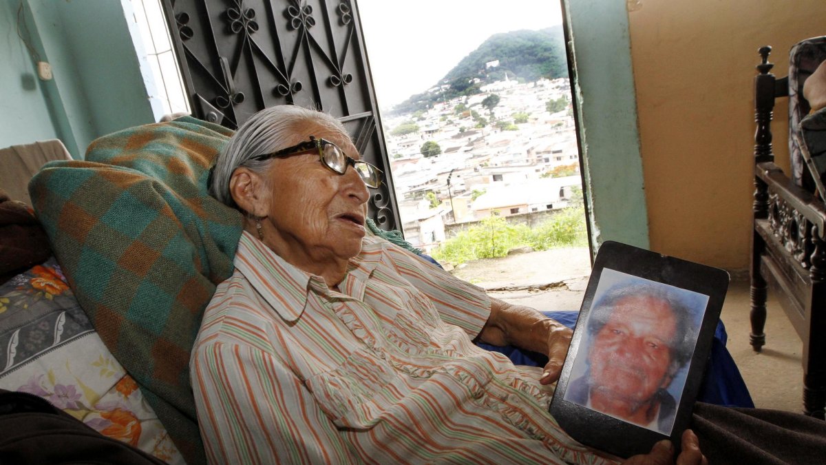 Doña Fanny sostiene un cuadro con la imagen de su amado esposo, Amable Lata, hace poco fallecido.