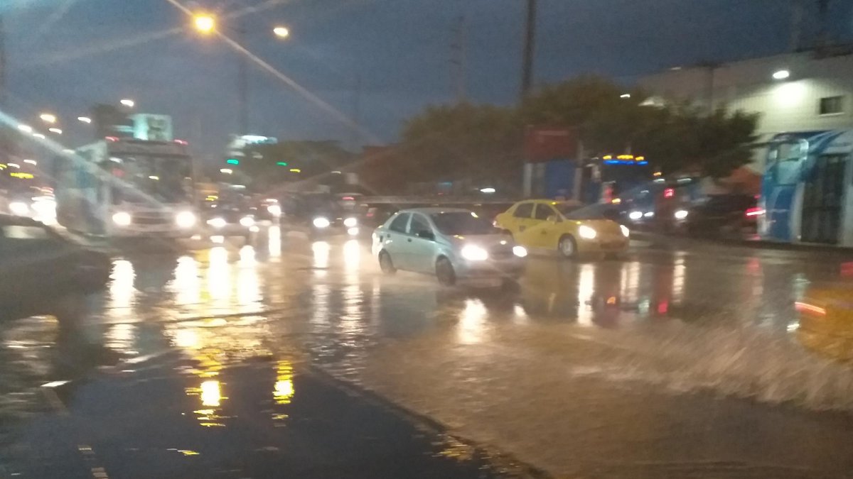 El chubasco se presentó con rayos y relámpagos. Algunas calles del norte se registraron anegadas.