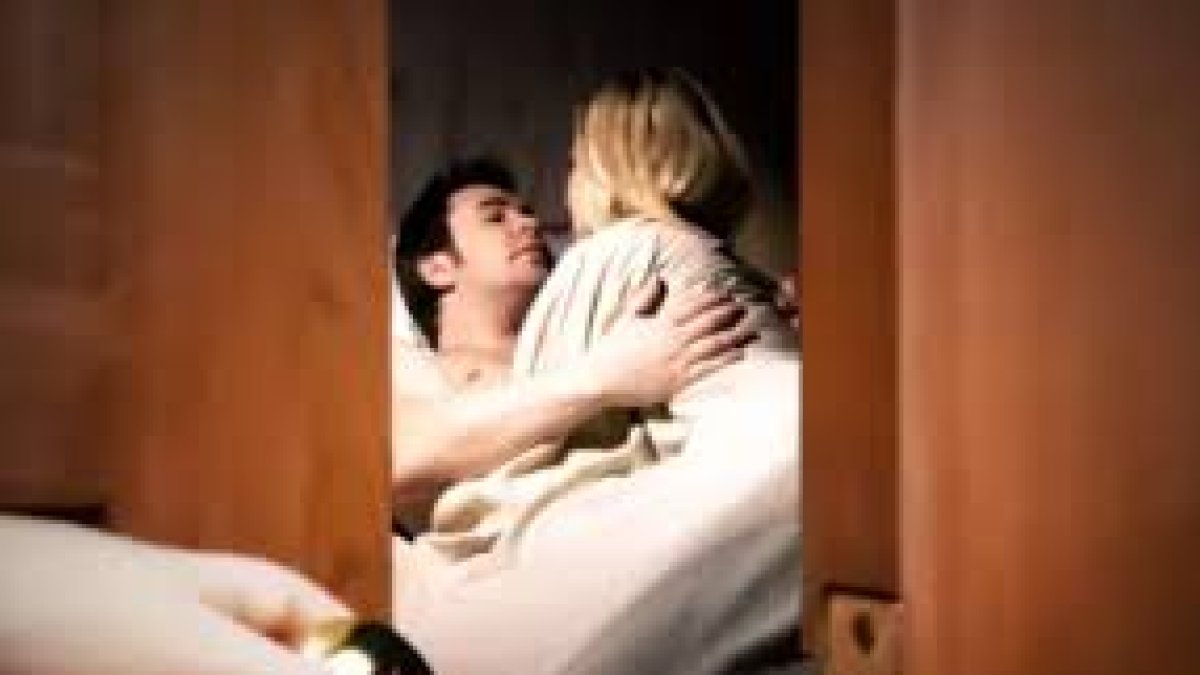 Acto de espiar a alguien sin su consentimiento.