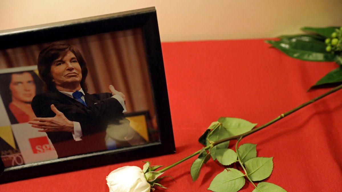 El cuerpo es velado en la capilla ardiente instalada en la madrileña sede de la Sociedad General de Autores y Editores.