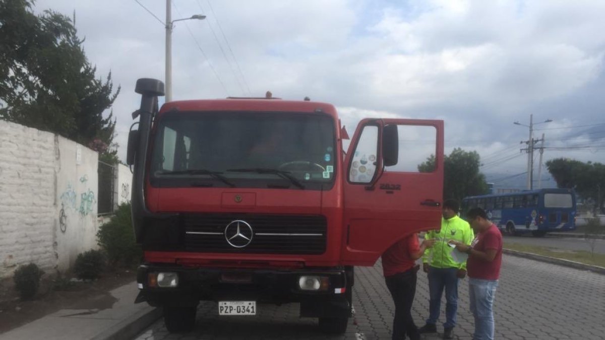 La Policía publicó una fotografía del vehículo que tiene placas que corresponden a la provincia de Pichincha.
