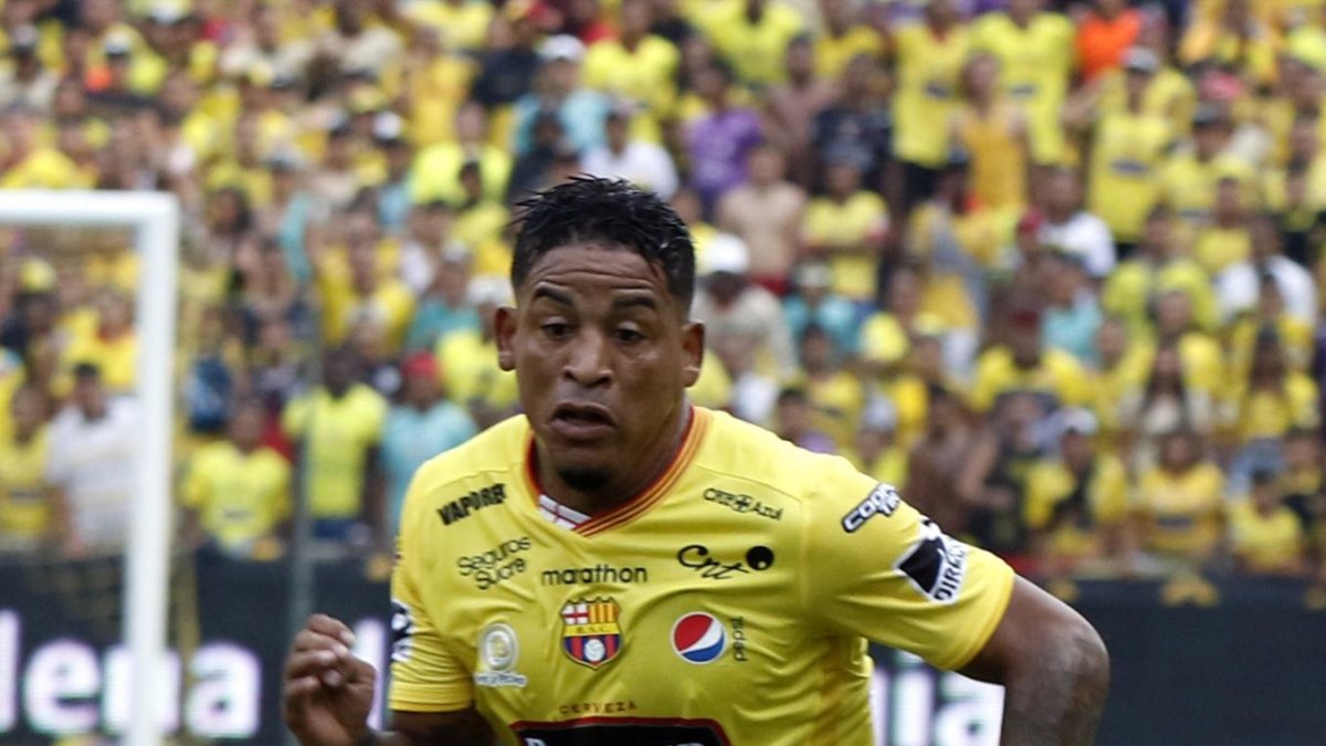 Este lunes, el jugador se puso el uniforme y comenzó a entrenar con sus compañeros.