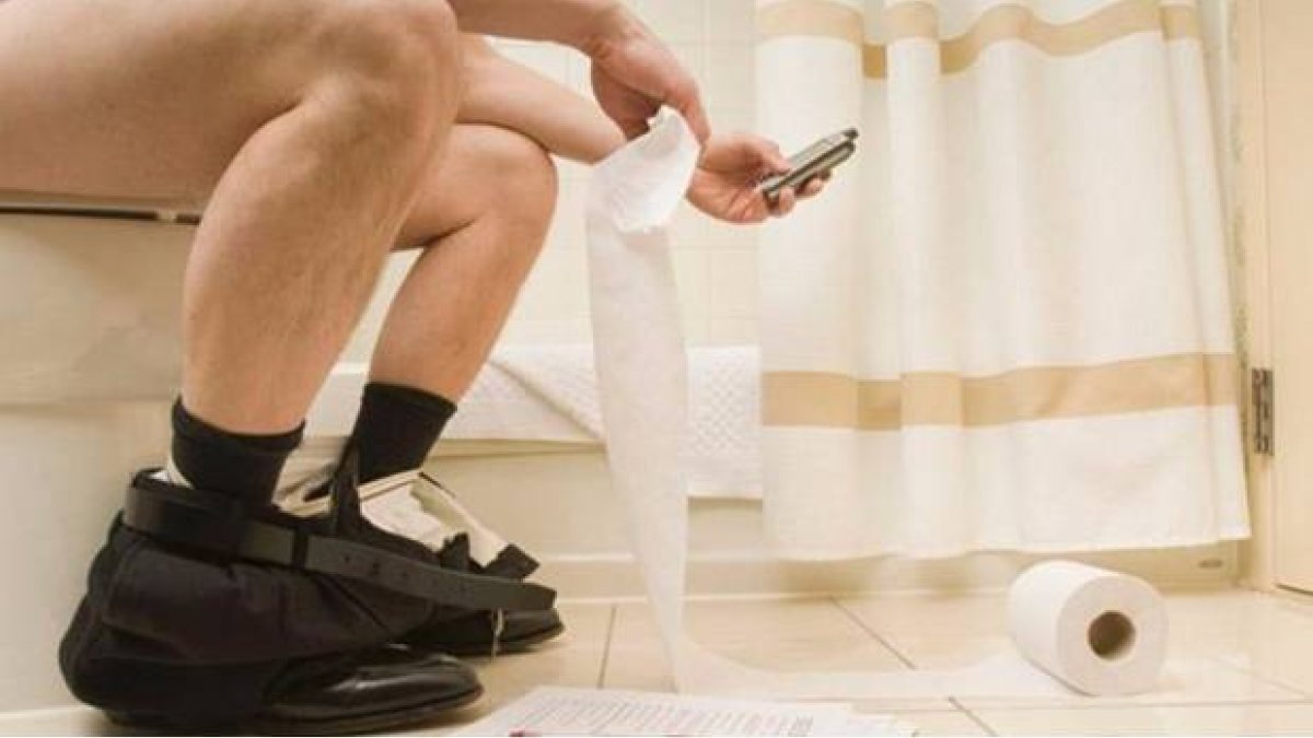 El tiempo ideal de estar en el inodoro no puede pasar de los 10 a 15 minutos máximos.