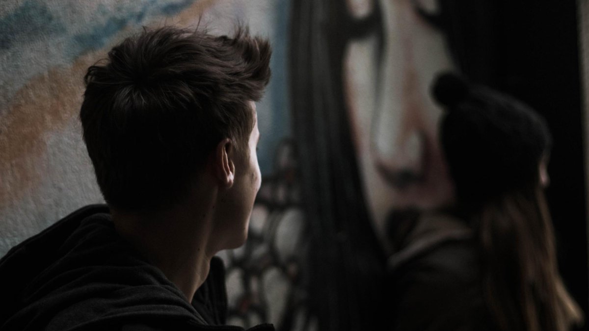 La mujer, de 41 años, les ofrecía alcohol y cigarrillos a los jóvenes antes de tener sexo.