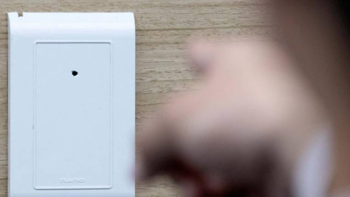 La policía sospecha de 4 hombres, quienes instalaron minúsculas cámaras en 42 habitaciones de 30 moteles.