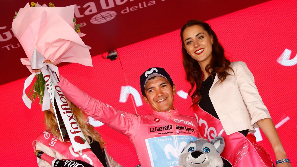 Así lucirá durante unas semanas para después volver a sus colores originales detallaron representantes de Telefónica y del Municipio de Quito, quienes ejecutaron este reconocimiento al lider del Giro de Italia.