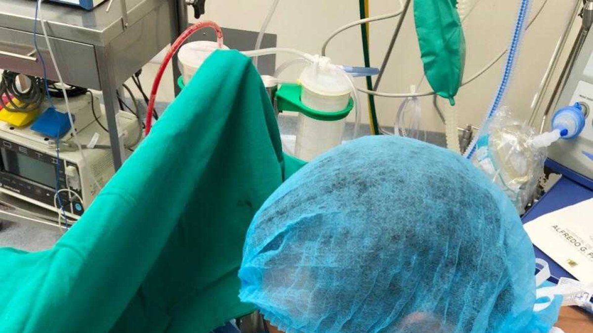 Alejandra Sánchez junto a su esposo Gastón Bustamante en el nacimiento de su hijo.