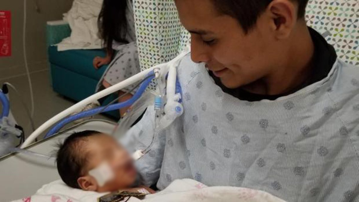 El pequeño, quien aún no había cumplido los dos meses de nacido, era mantenido vivo en el hospital Christ Medical Center, del suburbio de Oak Lawn (Illinois).