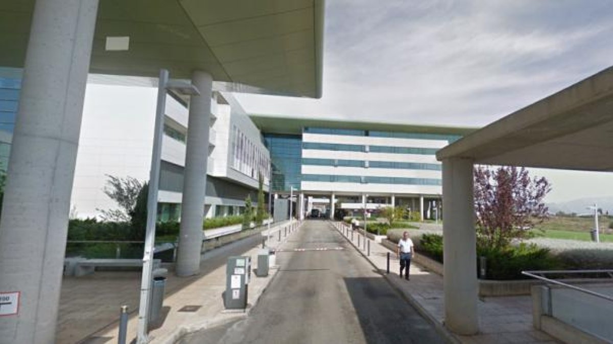 La menor se encuentra en la Unidad de Cuidados Intensivos de un hospital de Mallorca.