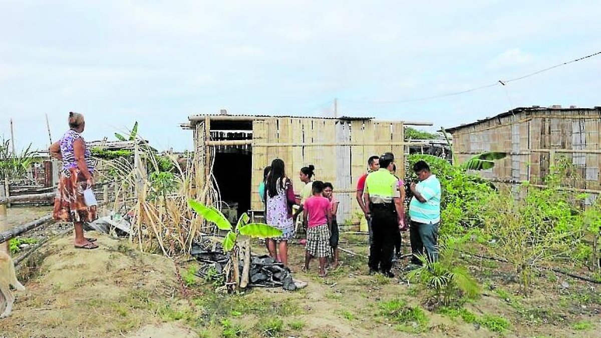 En este lugar vivía la occisa. Era una casa de bahareque en una invasión.