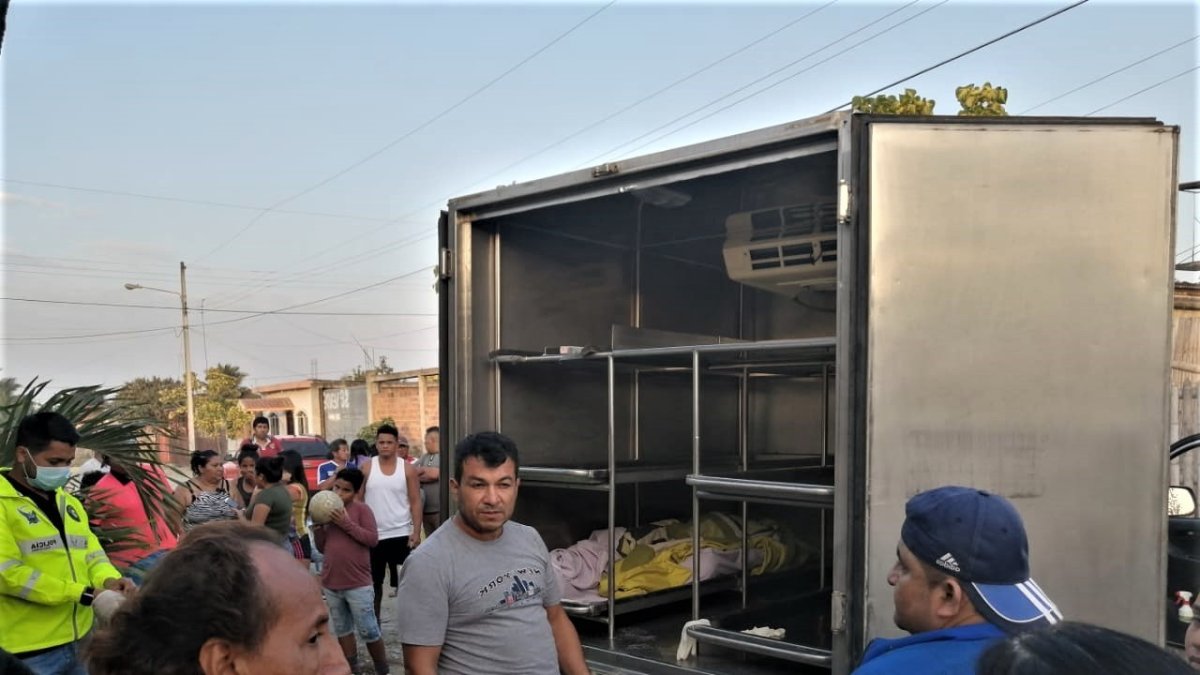 Vecinos se agolparon cuando se realizó el levantamiento del cadáver.