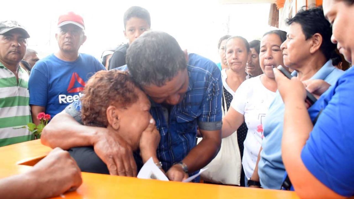 Juana Yolanda Díaz Barre era consolada por sus familiares y amigos.
