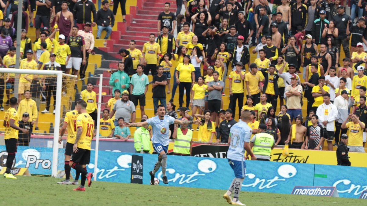 Alejandro Manchot, con un cabezazo, marcó el primero para los celestes.