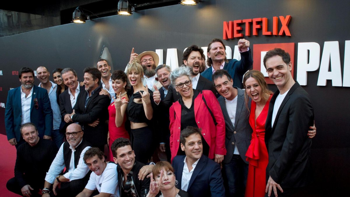 Integrantes del equipo de la serie de televisión ‘La Casa de Papel’ en Madrid.