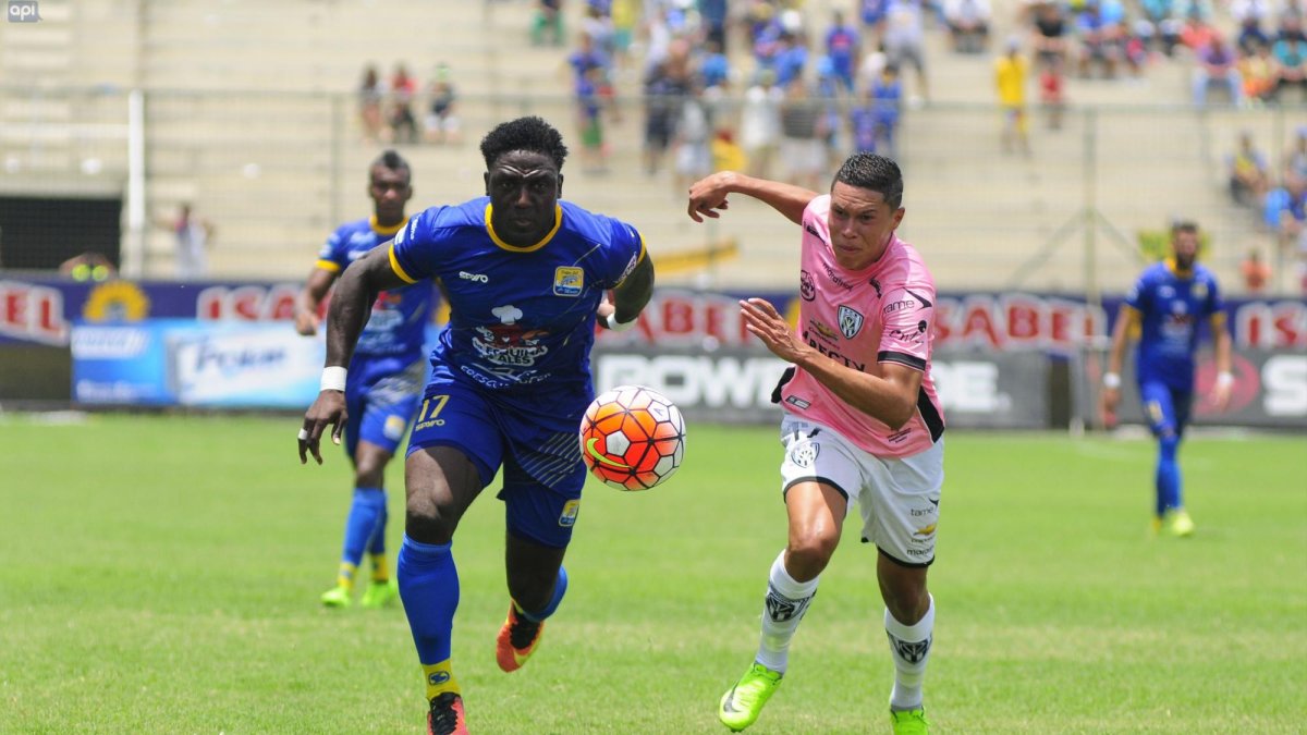 Roberto Ordóñez (i) no pudo evitar la derrota del Delfín como local.