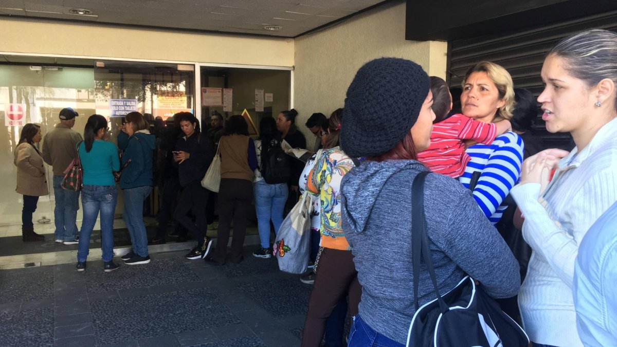 Largas filas de venezolanos en las afueras de la Embajada de Venezuela en Ecuador.