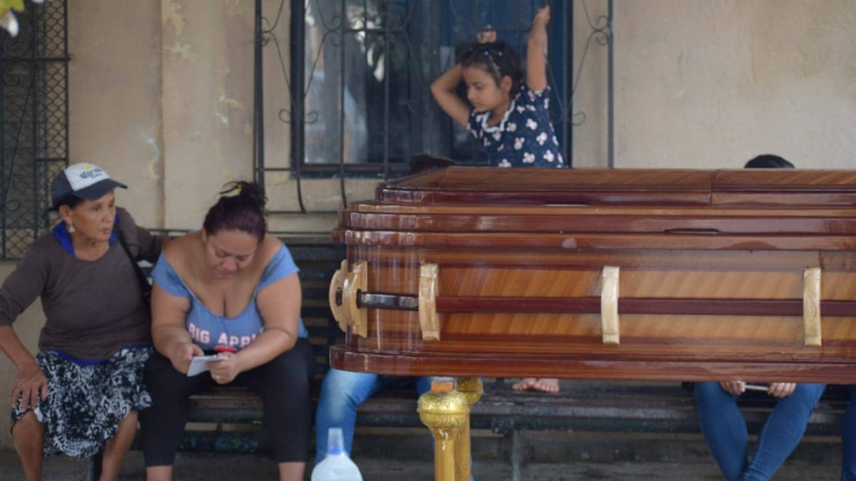Familiares realizaron el sepelio del agricultor en Vinces.