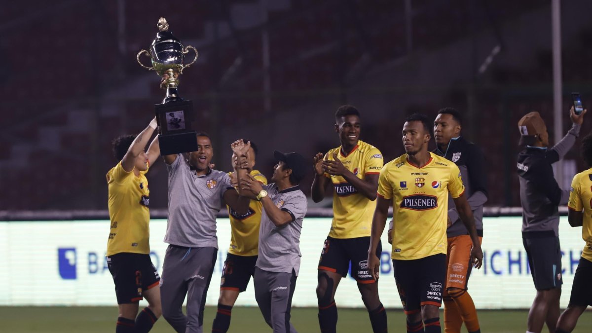 Los jugadores canarios celebraron la obtención de la Copa Alberto Spencer en un estadio en que no han podido ganar jamás.