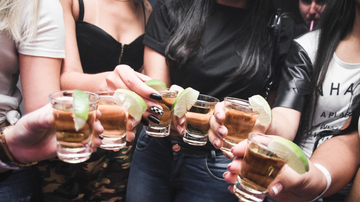 Los estereotipos de género en el consumo de alcohol siguen latentes en Ecuador y el mundo.