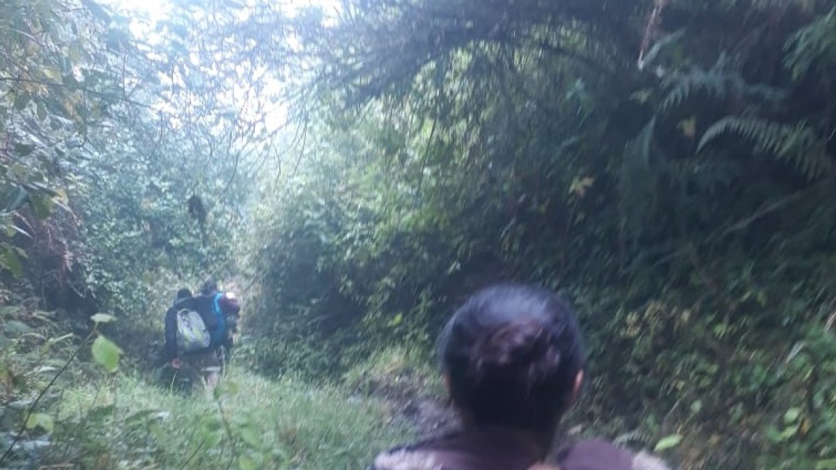 Algunas personas decidieron caminar por entre la montaña para salir más adelante y poder hacer trasbordo.